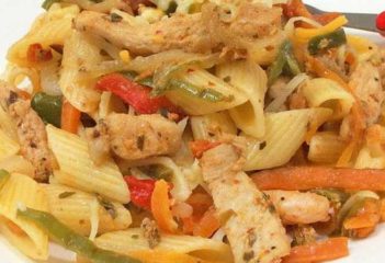 pasta con pollo y verduras
