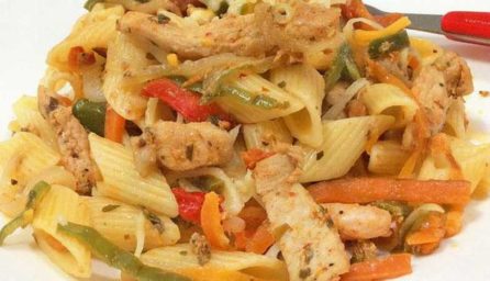 pasta con pollo y verduras